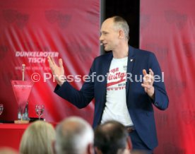 VfB Stuttgart Der dunkelrote Tisch