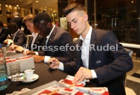 VfB Stuttgart Autogrammstunde Breuninger