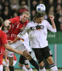 Freundschaftslaenderspiel Deutschland-Norwegen/11.02.09/ Mario Gomez gegen Hangeland