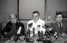 22.01.94 Pressekonferenz Oliver M&ouml;ller Hamburger SV nach Attenat in Stuttgart