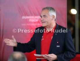 VfB Stuttgart Der dunkelrote Tisch