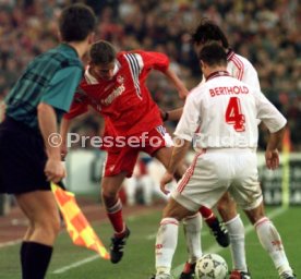 VfB Stuttgart-1.FC Kaiserslautern 0:1 v.l. Andreas Buck, Thomas Berthold, Gerhard Poschner Foto Rudel