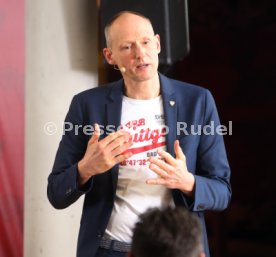 VfB Stuttgart Der dunkelrote Tisch