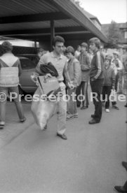 17.05.81 Ankunft DFB Nationalspieler Schlosshotel Monrepos Ludwigsburg