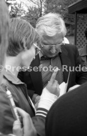 17.05.81 Ankunft DFB Nationalspieler Schlosshotel Monrepos Ludwigsburg