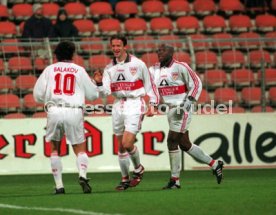 DFB-Pokal KFC Uerdingen-VfB Stuttgart 0:4 Jubel nach 0:2 durch Fredi Bobic v.l. Krassimir Balakov Fredi Bobic Jonathan Akpoborie Foto Rudel