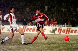 DFB-Pokal SSV Ulm 1846-VfB Stuttgart 1:3 li. Joachim Stadler re. Fredi Bobic, Tor zum 1:2 Foto Rudel
