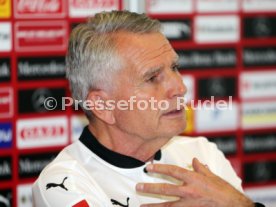 VfB Stuttgart Pressekonferenz  Wolfgang Dietrich ( VFB Pr&auml;sident).