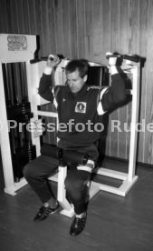 28.01.93 VfB Stuttgart Training im Kraftraum