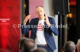 VfB Stuttgart Der dunkelrote Tisch
