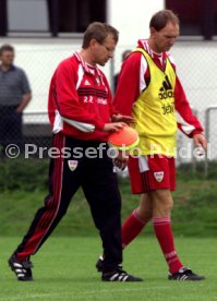 VfB Stuttgart Training li. Ralf Rangnick re. Peter Starzmann Foto Rudel