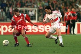 VfB Stuttgart-1.FC Kaiserslautern 0:1 Andreas Buck re. Krassimir Balakov Foto Rudel