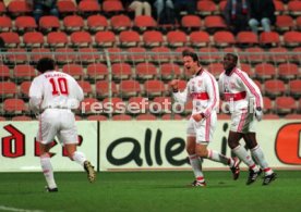 DFB-Pokal KFC Uerdingen-VfB Stuttgart 0:4 Jubel nach 0:2 durch Fredi Bobic v.l. Krassimir Balakov Fredi Bobic Jonathan Akpoborie Foto Rudel