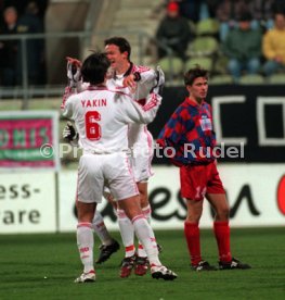DFB-Pokal KFC Uerdingen-VfB Stuttgart 0:4 li. Murat Yakin re. Fredi Bobic, Jubel nach 0:1 durch Fredi Bobic Foto Rudel