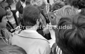 17.05.81 Ankunft DFB Nationalspieler Schlosshotel Monrepos Ludwigsburg