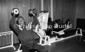28.01.93 VfB Stuttgart Training im Kraftraum