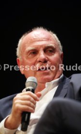 Podiumsdiskussion Stuttgart Liederhalle Wolfgang Dietrich, Mario Gomez, Uli Hoene&szlig;