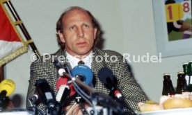 16.01.90 VfB Stuttgart PK Vorstellung Manager Hoene&szlig;