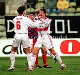 DFB-Pokal KFC Uerdingen-VfB Stuttgart 0:4 li. Murat Yakin re. Fredi Bobic, Jubel nach 0:2 durch Fredi Bobic Foto Rudel