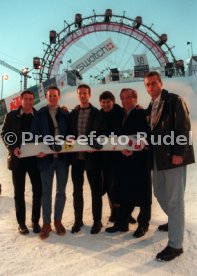 VfB Stuttgart v.l. Marco Grimm Matthias Hagner Fredi Bobic Krassimir Balakov Gerhard Mayer-Vorfelder Franz Wohlfahrt am Wiener Prater Foto Rudel