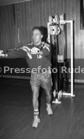 28.01.93 VfB Stuttgart Training im Kraftraum