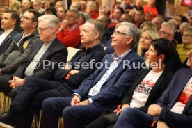 06.02.25 VfB Stuttgart Dunkelroter Tisch
