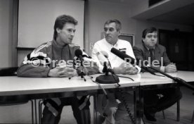 22.01.94 Pressekonferenz Oliver M&ouml;ller Hamburger SV nach Attenat in Stuttgart