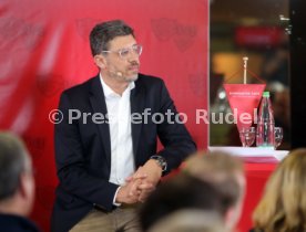 VfB Stuttgart Der dunkelrote Tisch