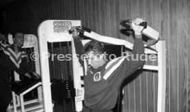 28.01.93 VfB Stuttgart Training im Kraftraum