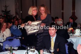 VfB Stuttgart Weihnachtsfeier Margit Mayer-Vorfelder mit Cassandra Verlaat Foto Rudel