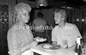 18.05.81 DFB Nationalspieler bei Hansi M&uuml;ller