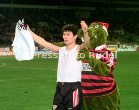 VfB Stuttgart-Arminia Bielefeld 1:0 Torsch&uuml;tze Balakov mit VfB-Maskottchen Fritzle Foto Rudel
