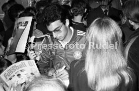 17.05.81 Ankunft DFB Nationalspieler Schlosshotel Monrepos Ludwigsburg