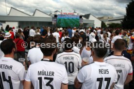 Esslingen - Public Viewing bei Auto Hahn