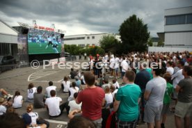Esslingen - Public Viewing bei Auto Hahn