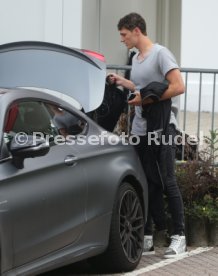 VfB Stuttgart Spieler am Parkplatz