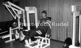 28.01.93 VfB Stuttgart Training im Kraftraum