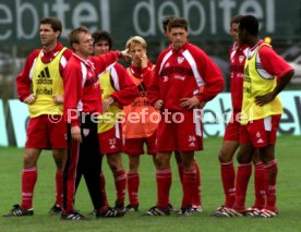 VfB Stuttgart Training v.l. Zvonimir Soldo, Ralf Rangnick, Krisztian Lisztes, R&uuml;diger Kauf, Sean Dundee Foto Rudel