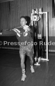 28.01.93 VfB Stuttgart Training im Kraftraum