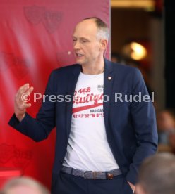 VfB Stuttgart Der dunkelrote Tisch