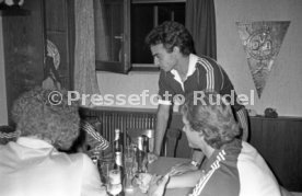18.05.81 DFB Nationalspieler bei Hansi M&uuml;ller