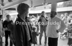17.05.81 Ankunft DFB Nationalspieler Schlosshotel Monrepos Ludwigsburg