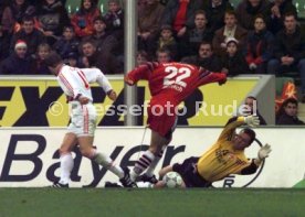 TSV Bayer 04 Leverkusen-VfB Stutttgart 6:1 v.l. Thomas Schneider Stefan Beinlich Franz Wohlfahrt, Stefan Beinlich erziehlt das 1:0 Foto Rudel