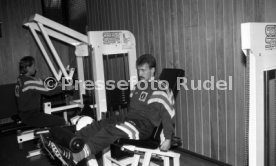 28.01.93 VfB Stuttgart Training im Kraftraum