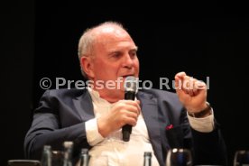 Podiumsdiskussion Stuttgart Liederhalle Wolfgang Dietrich, Mario Gomez, Uli Hoene&szlig;