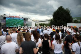 Esslingen - Public Viewing bei Auto Hahn