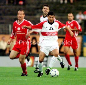 Liga-Pokal 1998 Halbfinale in Ludwigshafen VfB Stuttgart-1.FC Kaiserslautern li. Axel Roos re. Krassimir Balakov (Stuttgart) Foto Rudel