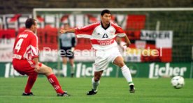 Liga-Pokal 1998 VfB Stuttgart-1.FC Kaiserslautern 3:2 li. Axel Roos re. Krassimir Balakov Foto Rudel