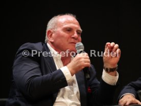 Podiumsdiskussion Stuttgart Liederhalle Wolfgang Dietrich, Mario Gomez, Uli Hoene&szlig;