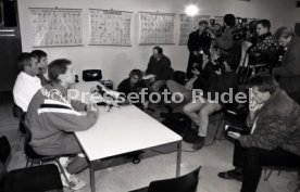 22.01.94 Pressekonferenz Oliver M&ouml;ller Hamburger SV nach Attenat in Stuttgart
